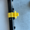 Aislador de cerca eléctrica en T para poste acero X 100 unidades en color amarillo